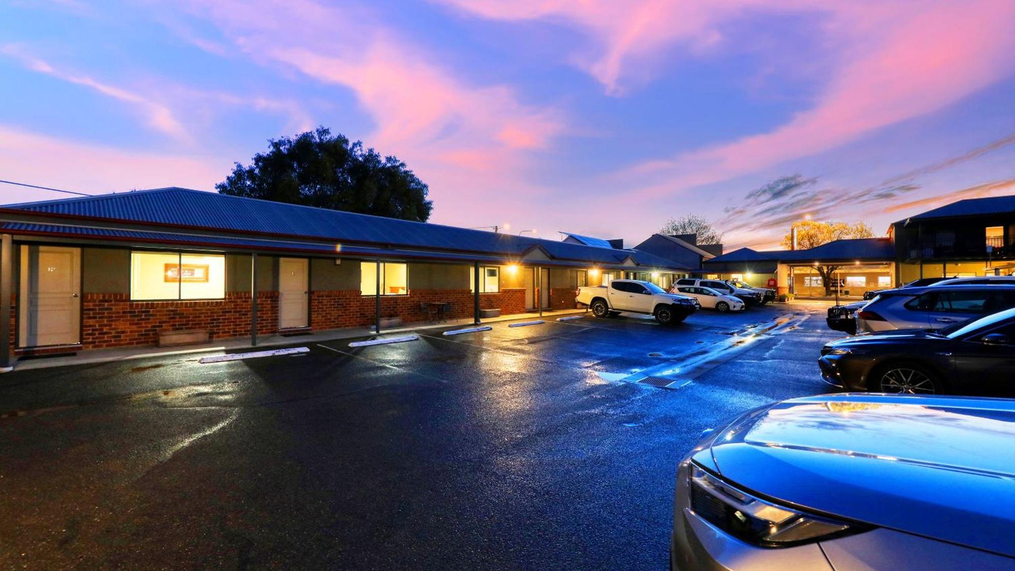 The Saltbush Motor Inn Хэй Экстерьер фото